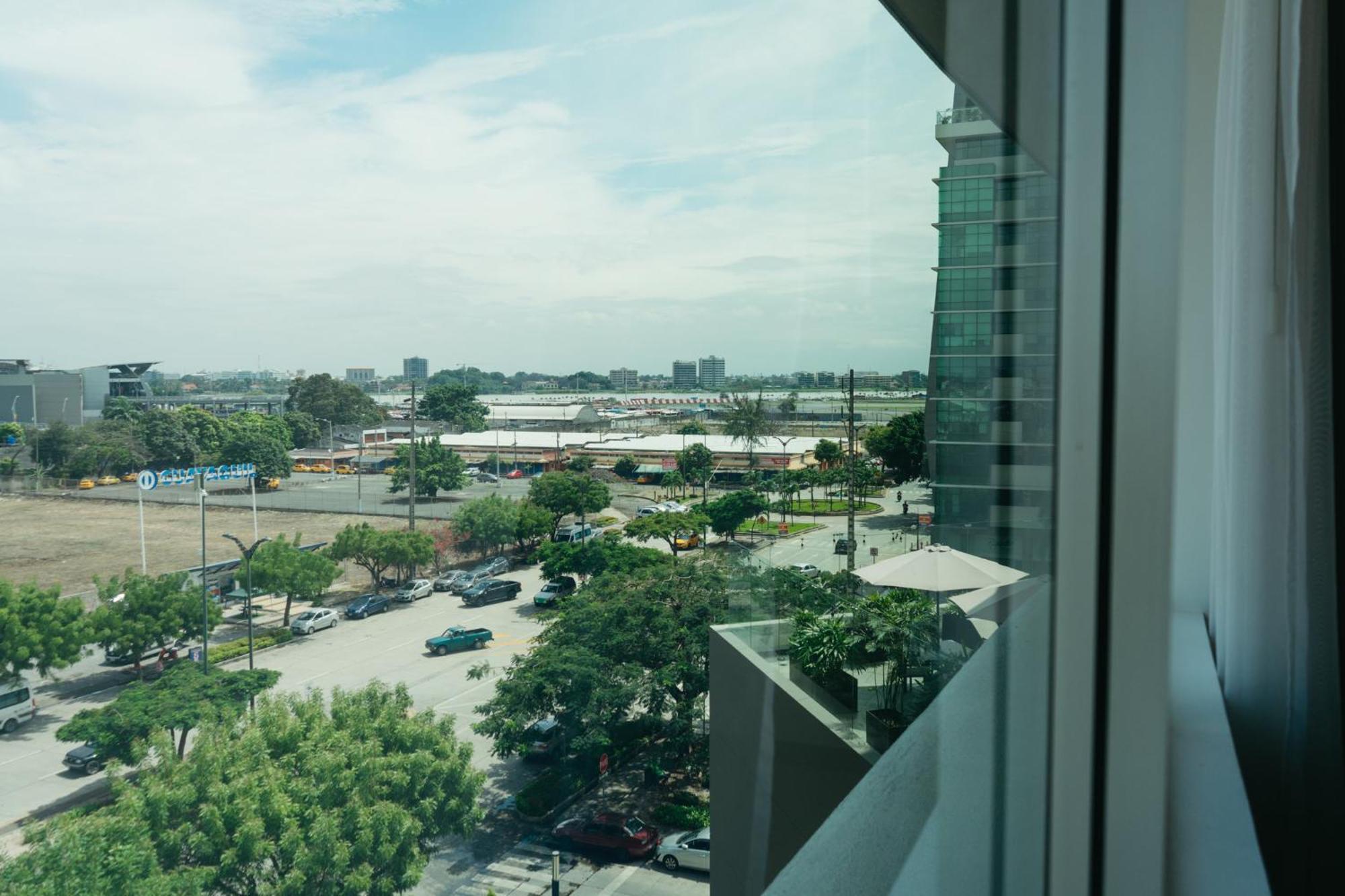 Holiday Inn Guayaquil Airport By Ihg Exterior foto View of the station from the nearby hotel