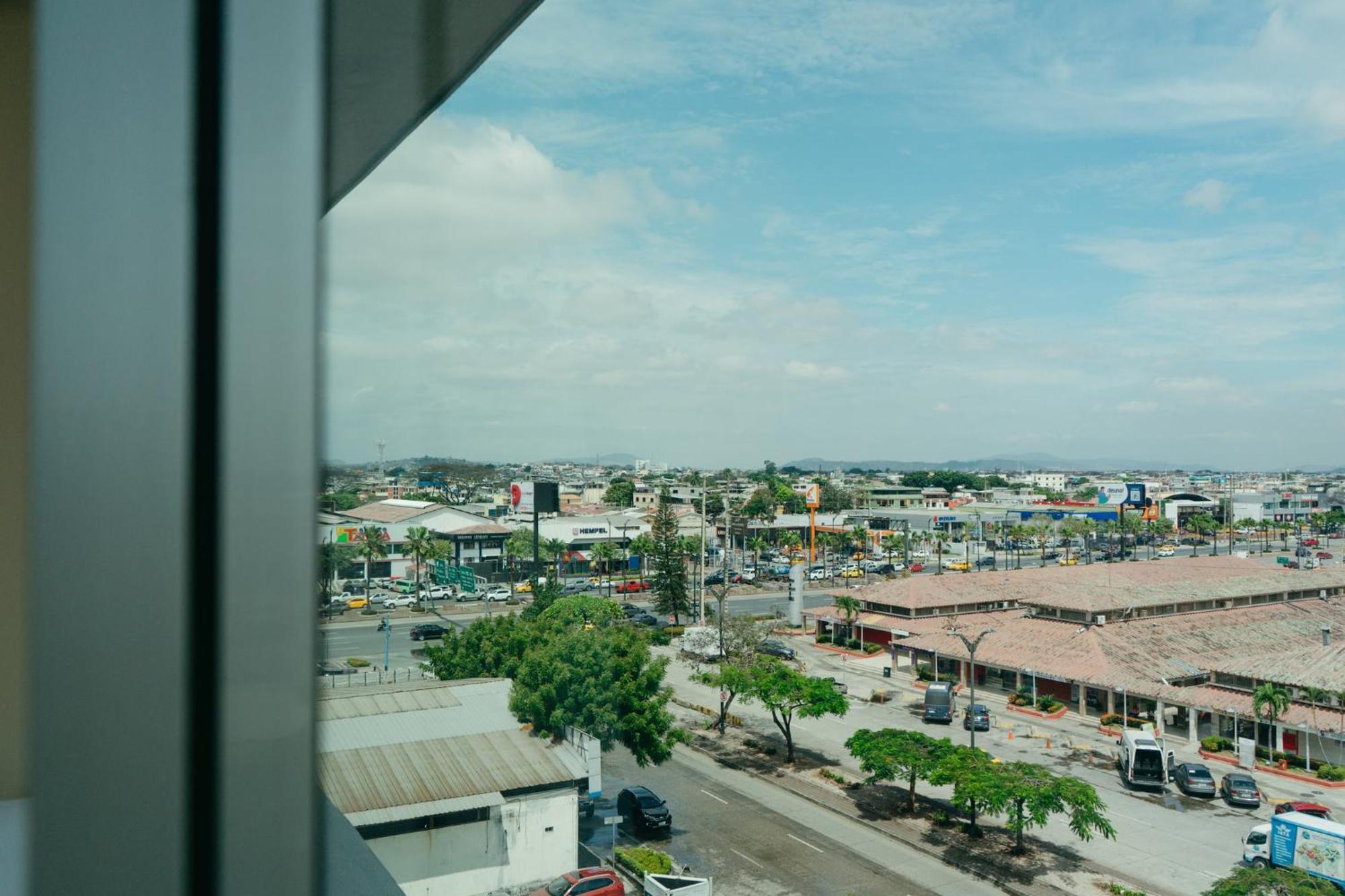Holiday Inn Guayaquil Airport By Ihg Exterior foto View of the city from the hotel