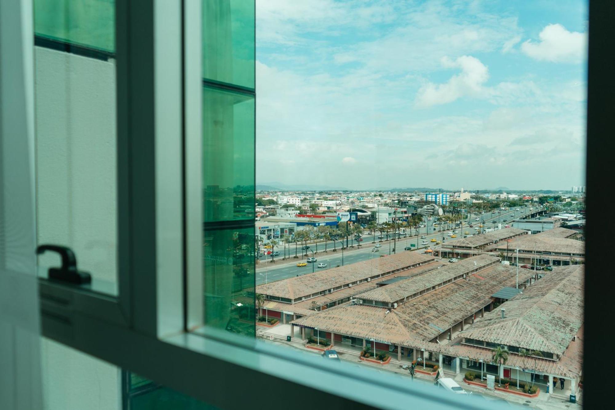 Holiday Inn Guayaquil Airport By Ihg Exterior foto View of the airport from the hotel