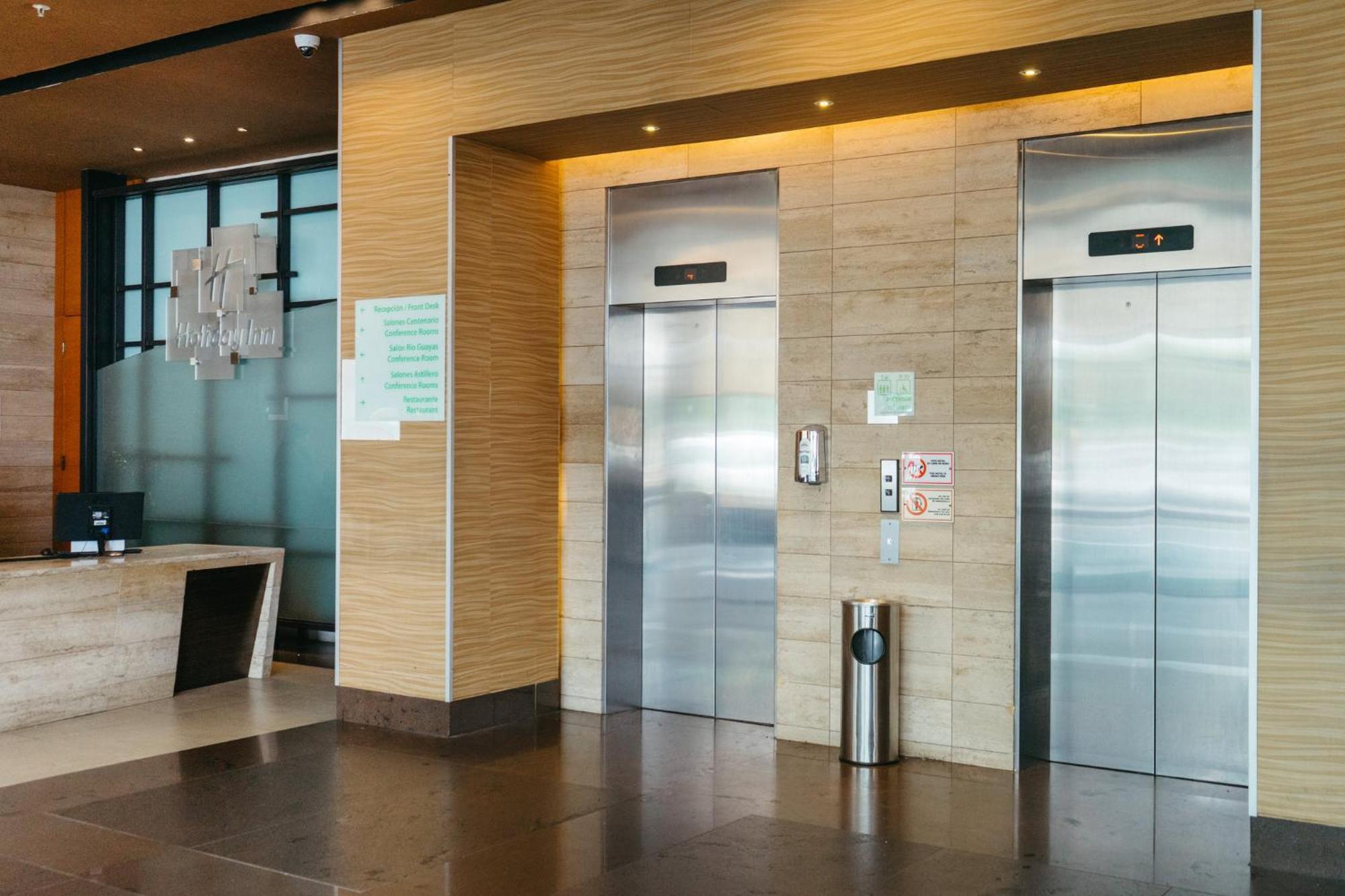 Holiday Inn Guayaquil Airport By Ihg Exterior foto Elevators in a hotel