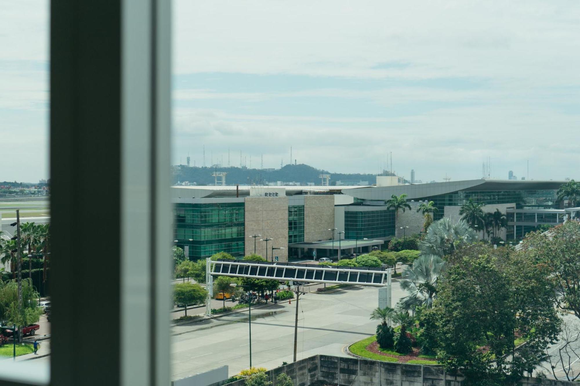 Holiday Inn Guayaquil Airport By Ihg Exterior foto View of the airport from the nearby hotel