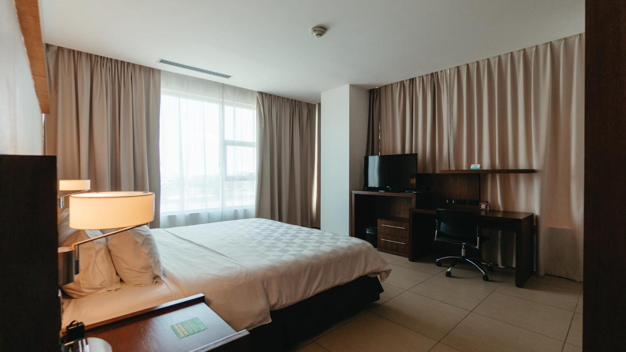 Holiday Inn Guayaquil Airport By Ihg Exterior foto A bedroom at the Residence Inn