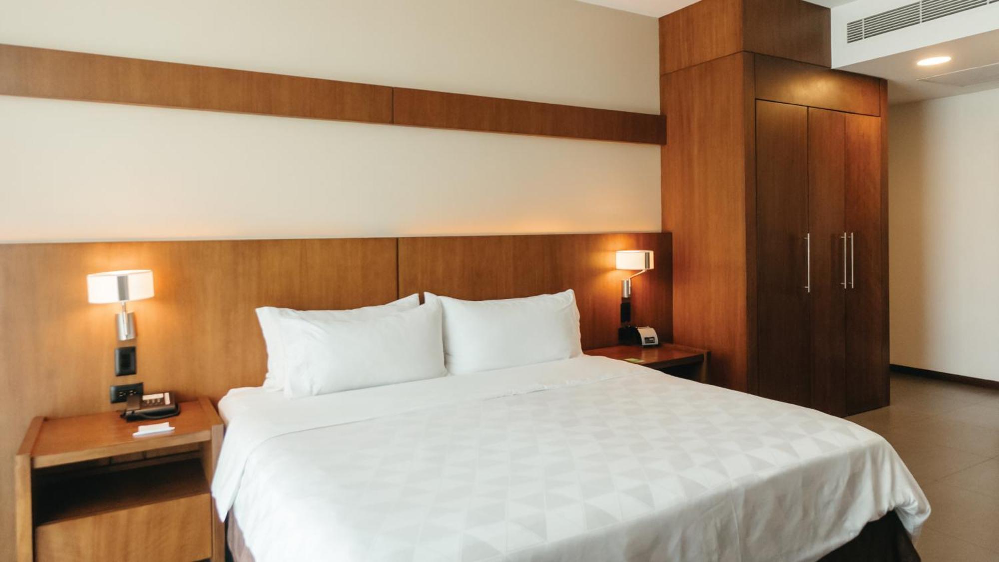 Holiday Inn Guayaquil Airport By Ihg Exterior foto A bedroom at the hotel