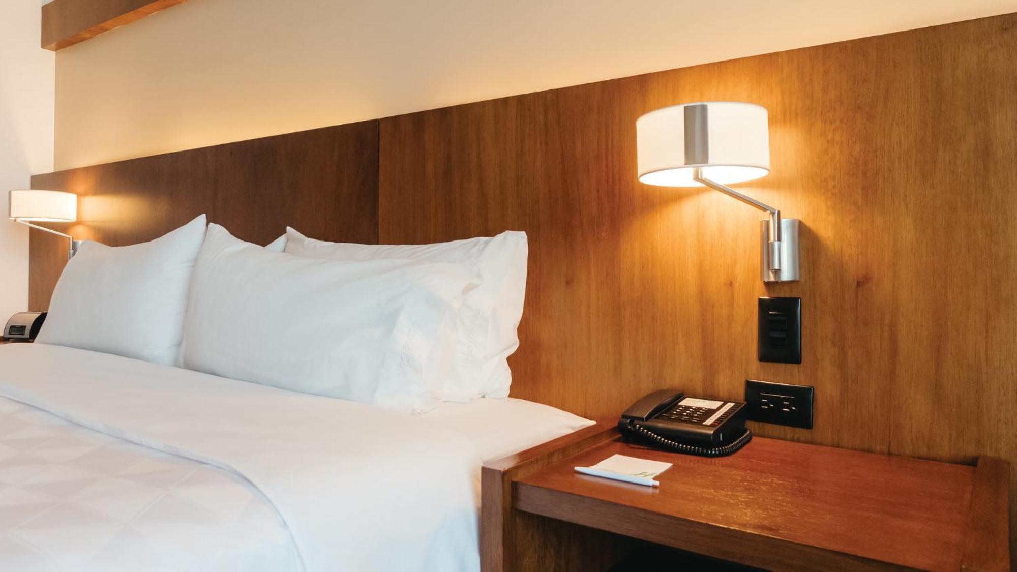 Holiday Inn Guayaquil Airport By Ihg Exterior foto A wall-mounted light
