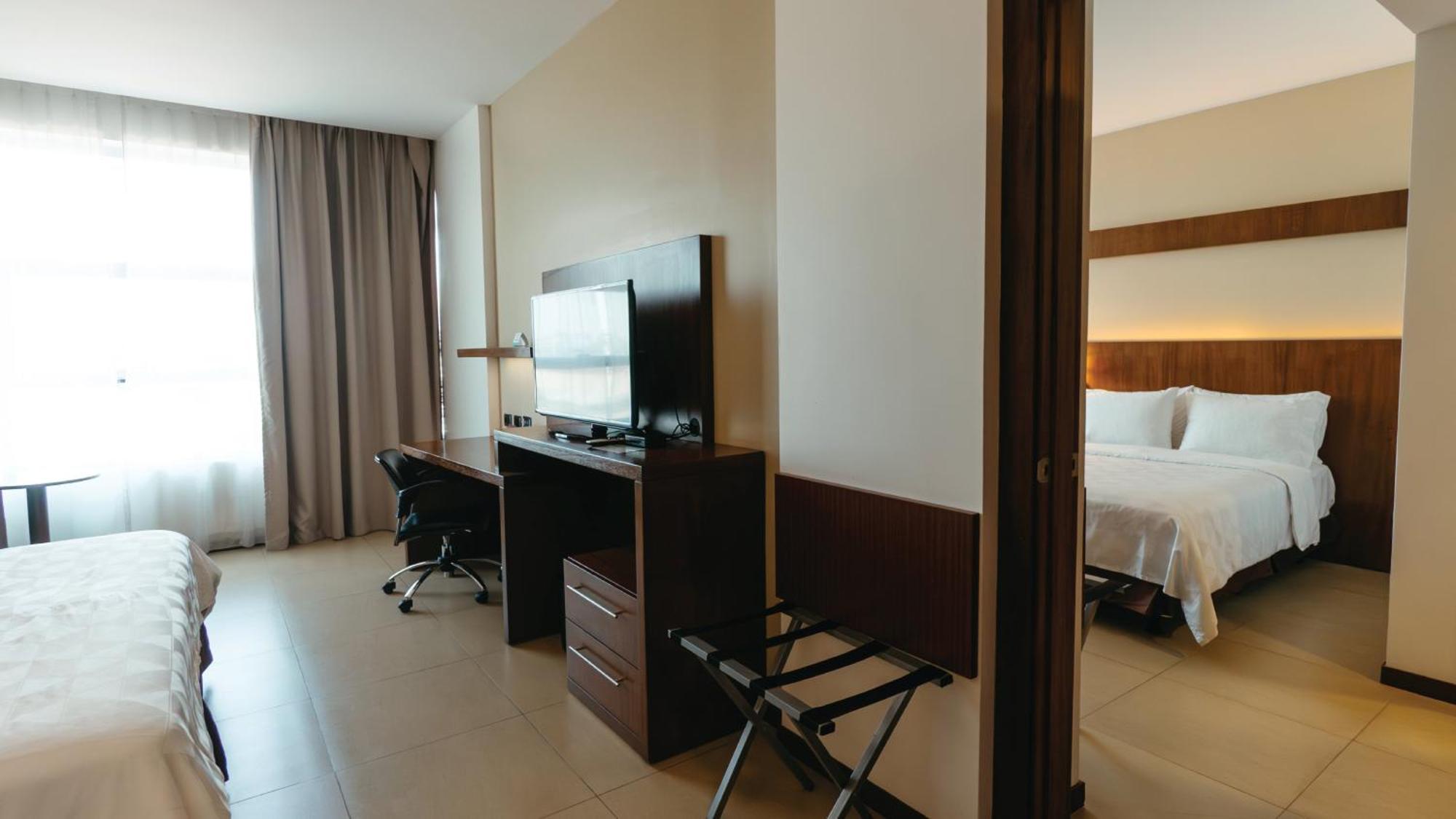 Holiday Inn Guayaquil Airport By Ihg Exterior foto A suite at the hotel