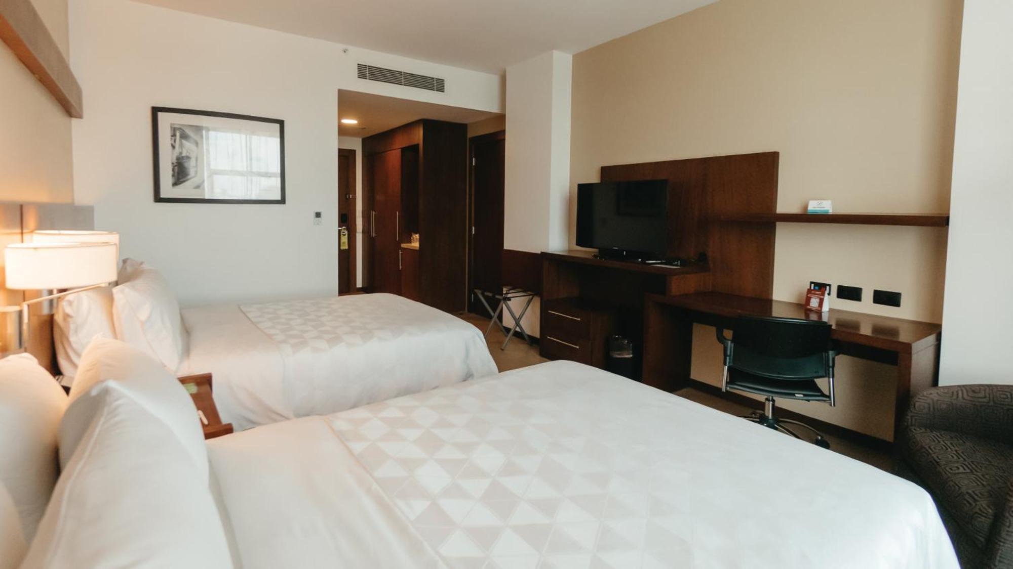 Holiday Inn Guayaquil Airport By Ihg Exterior foto A room at the Hilton London Heathrow