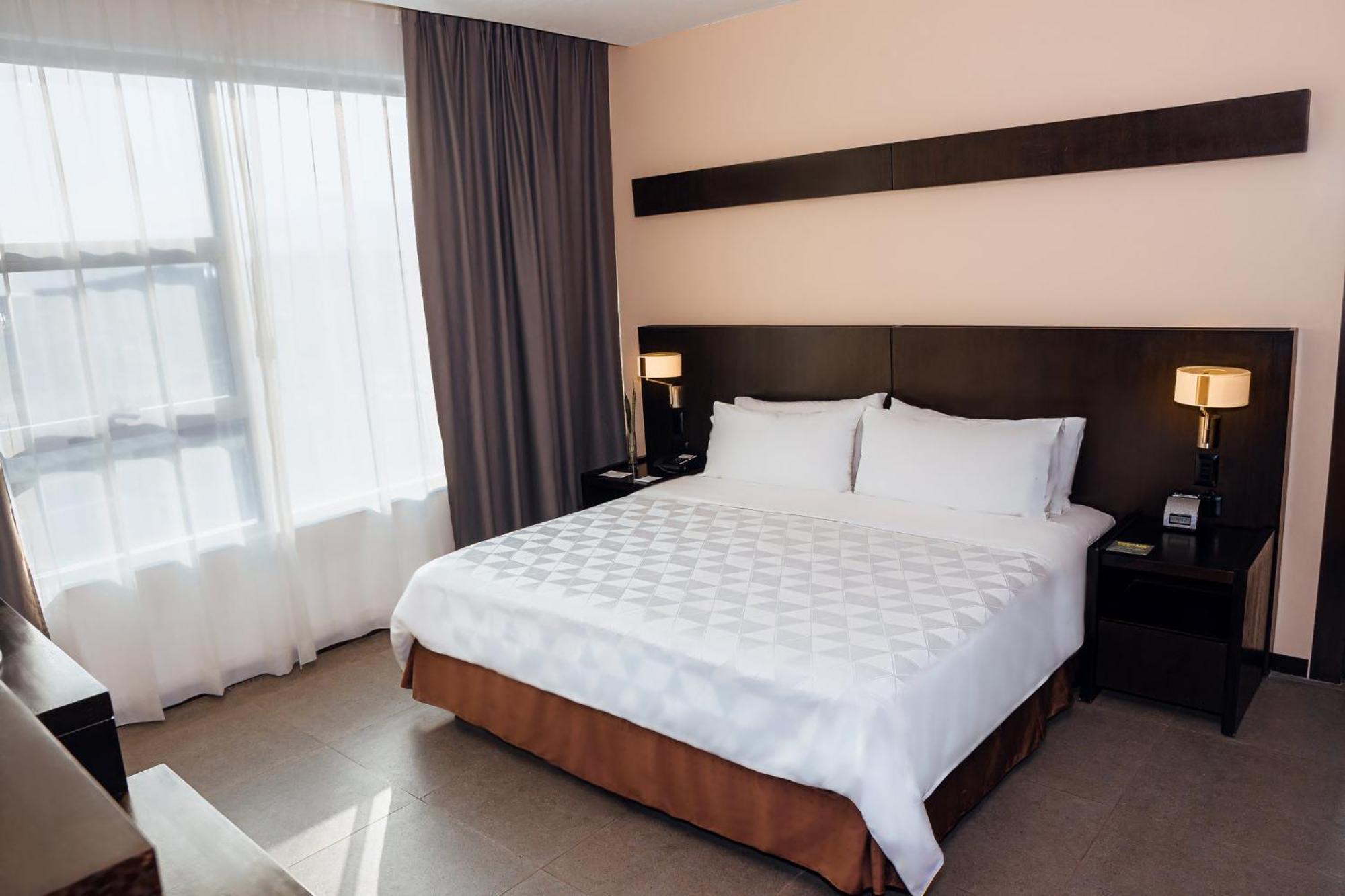 Holiday Inn Guayaquil Airport By Ihg Exterior foto A bedroom at the hotel