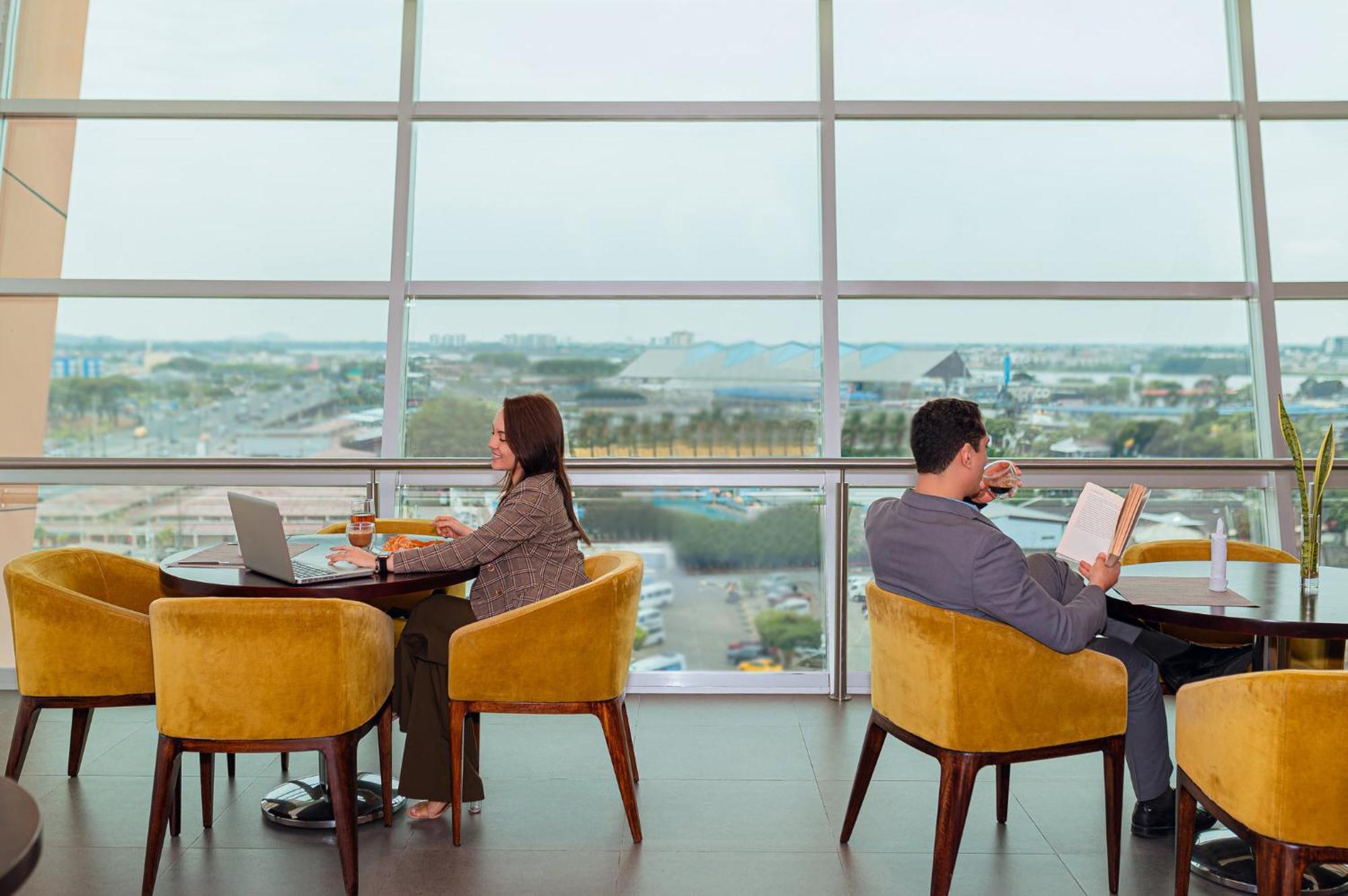 Holiday Inn Guayaquil Airport By Ihg Exterior foto The lounge at the airport