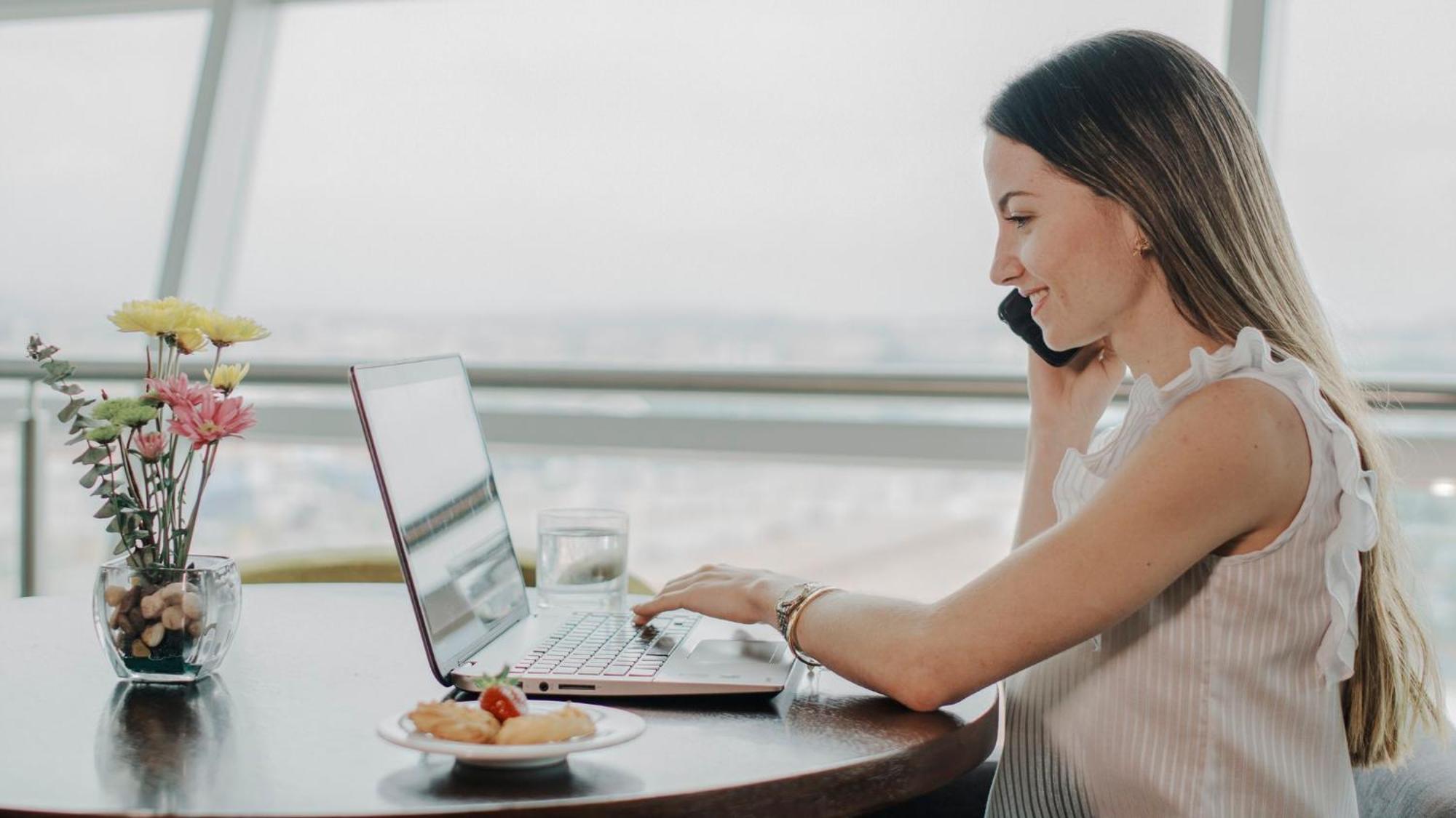 Holiday Inn Guayaquil Airport By Ihg Exterior foto A woman working from home