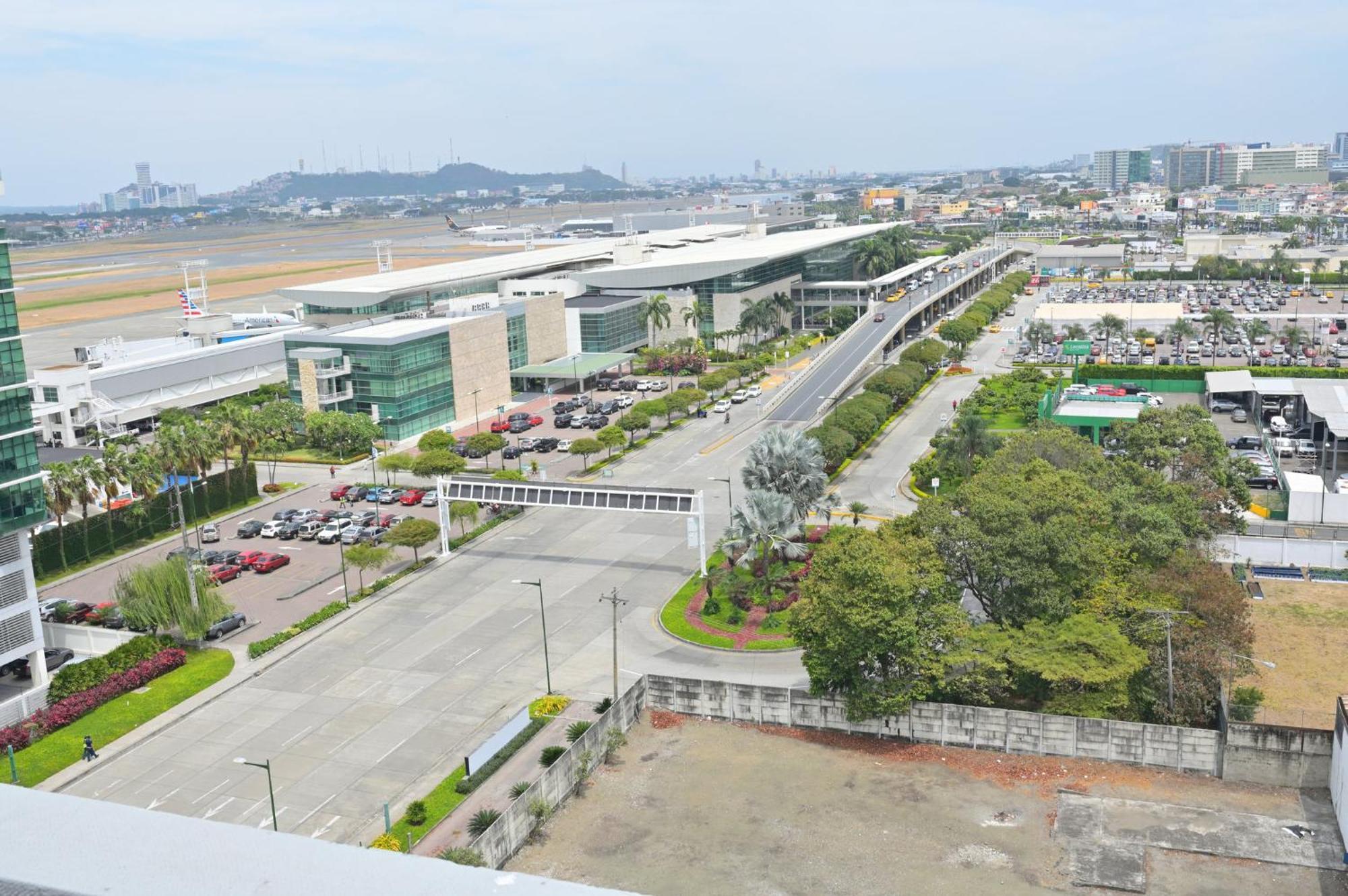 Holiday Inn Guayaquil Airport By Ihg Exterior foto View of the airport