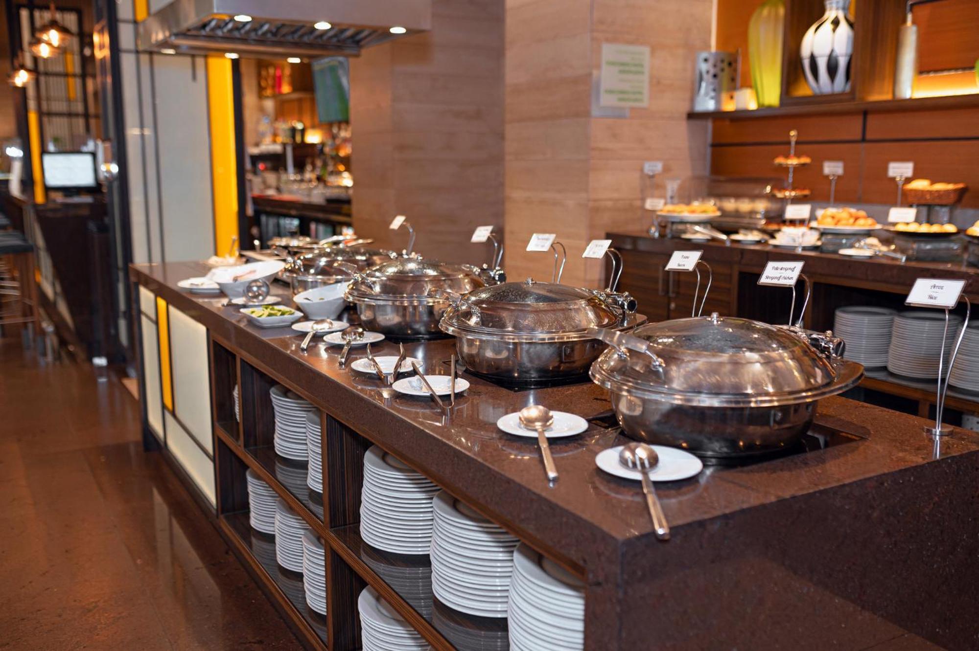 Holiday Inn Guayaquil Airport By Ihg Exterior foto A buffet at a hotel