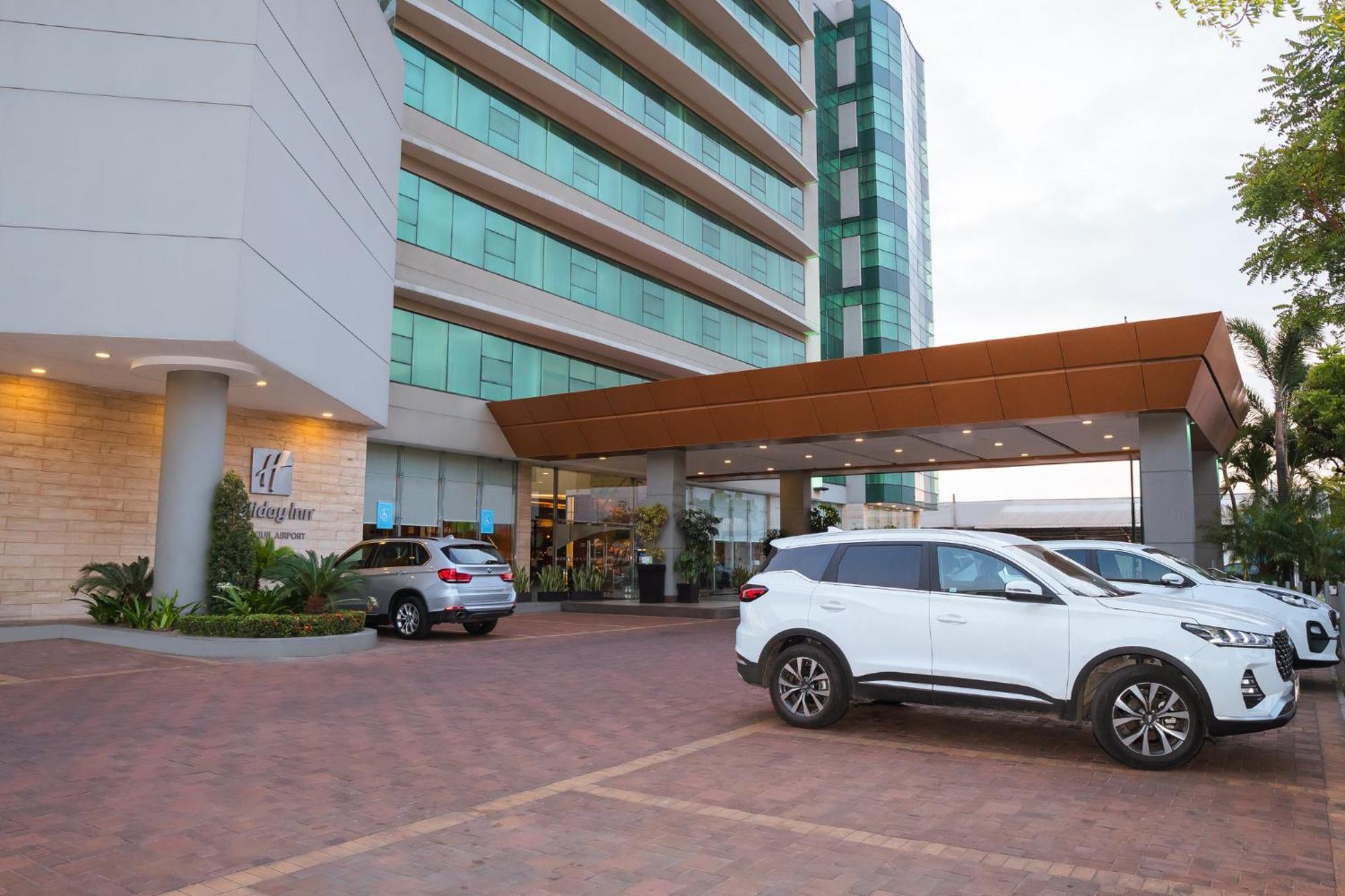 Holiday Inn Guayaquil Airport By Ihg Exterior foto The hotel's entrance