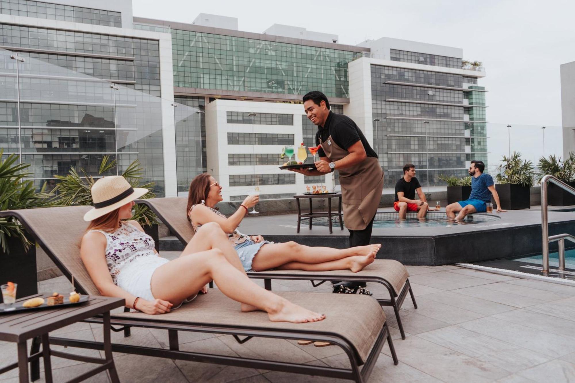 Holiday Inn Guayaquil Airport By Ihg Exterior foto Rooftop pool at the hotel
