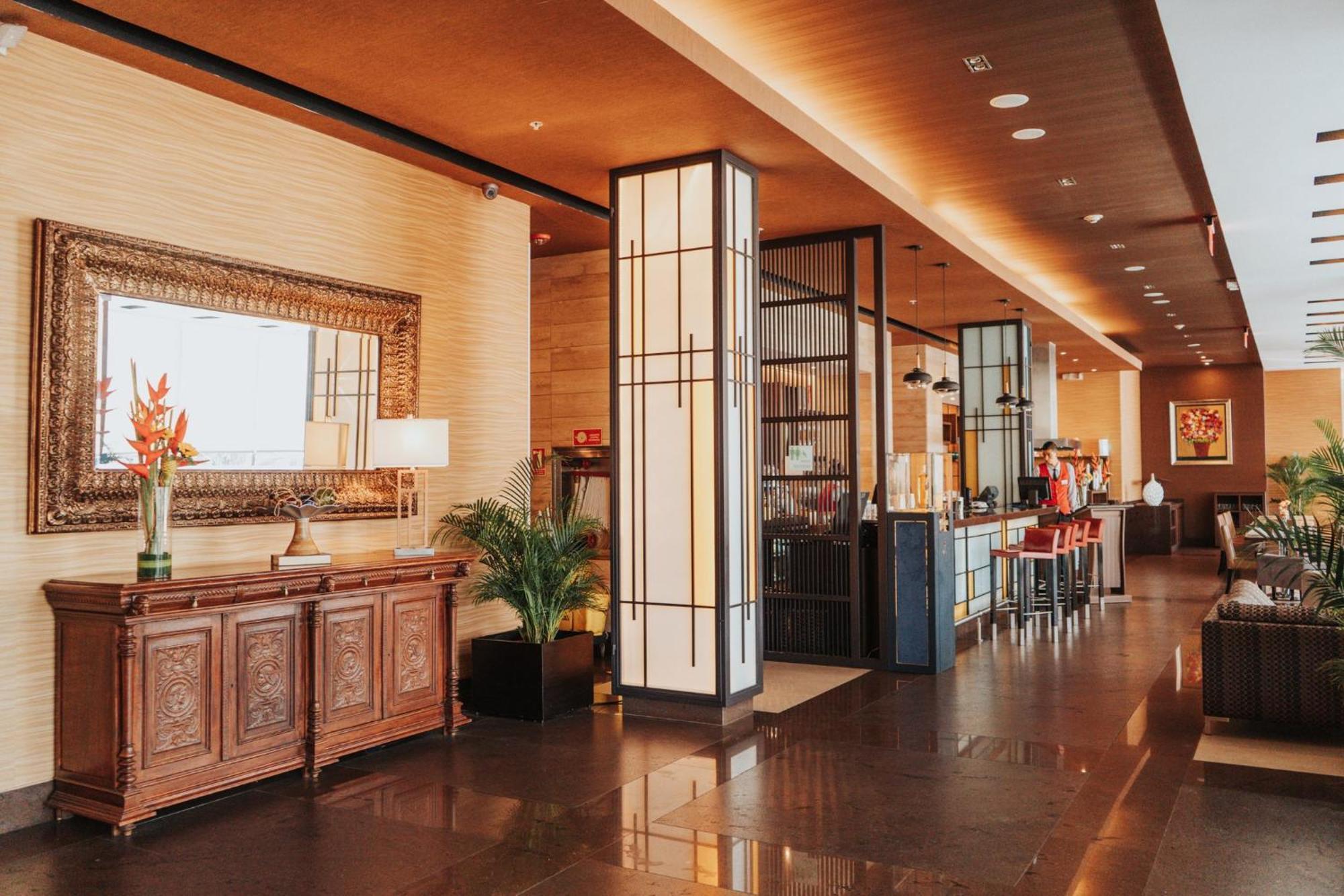 Holiday Inn Guayaquil Airport By Ihg Exterior foto The interior of the lounge