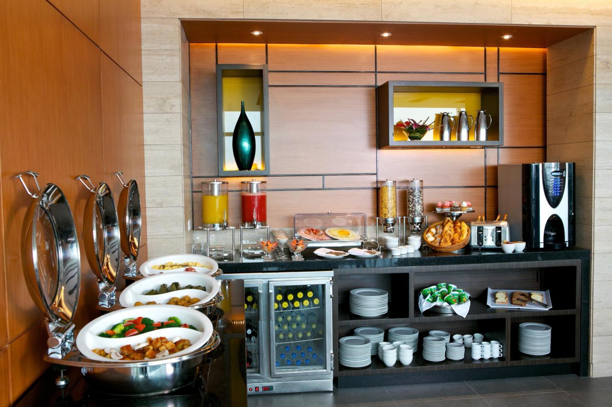 Holiday Inn Guayaquil Airport By Ihg Exterior foto A buffet at a hotel