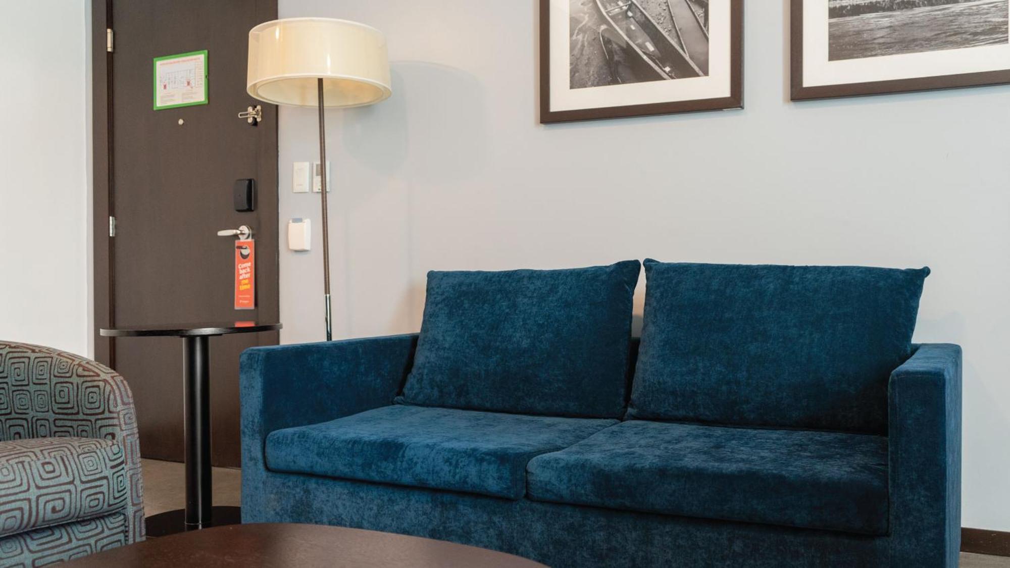 Holiday Inn Guayaquil Airport By Ihg Exterior foto A sofa