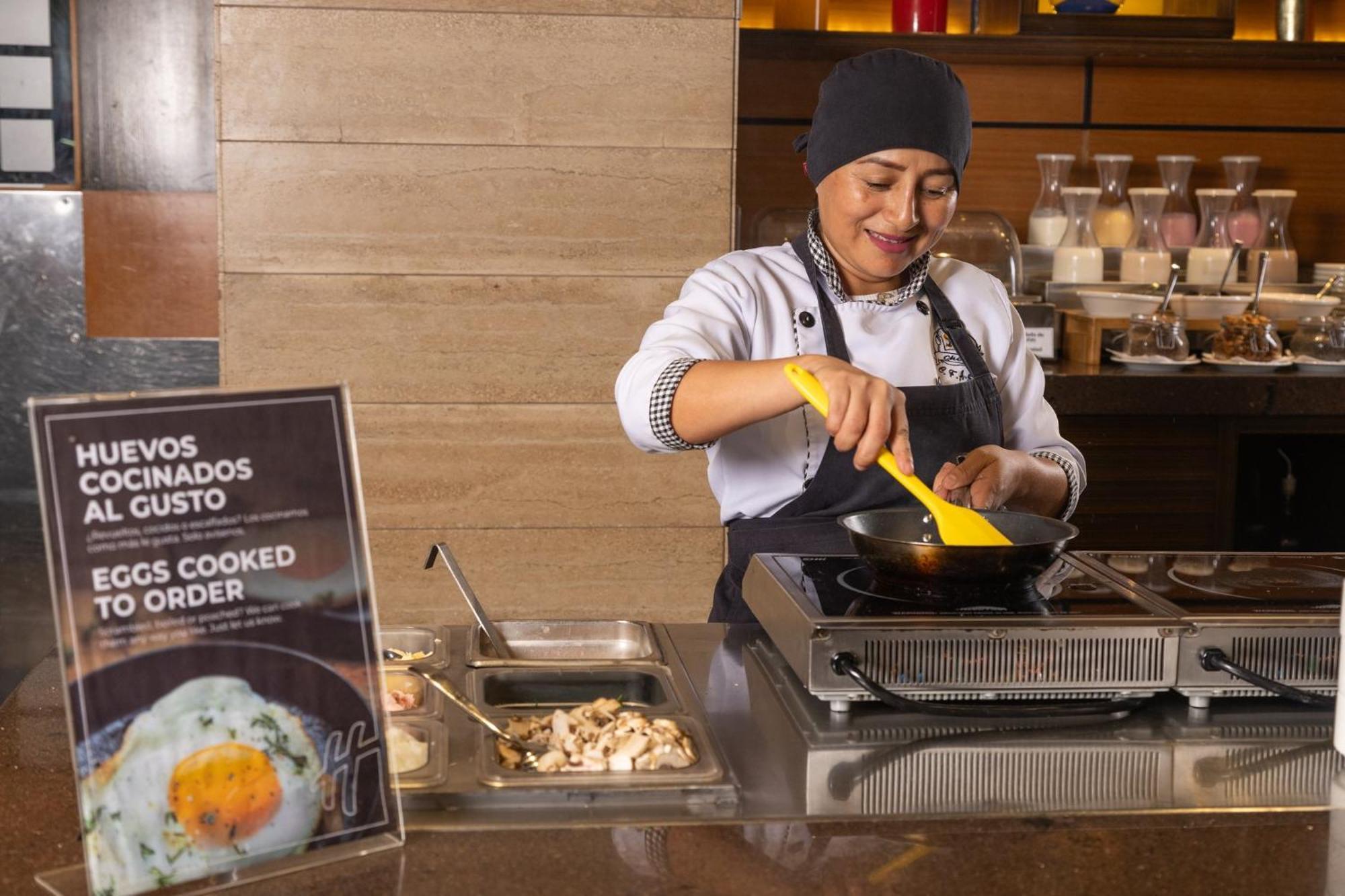 Holiday Inn Guayaquil Airport By Ihg Exterior foto A woman cooking eggs