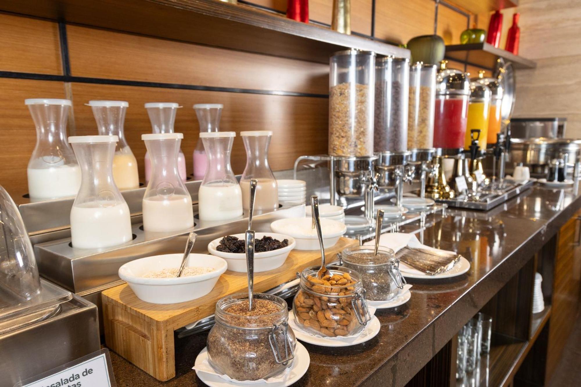 Holiday Inn Guayaquil Airport By Ihg Exterior foto A breakfast buffet
