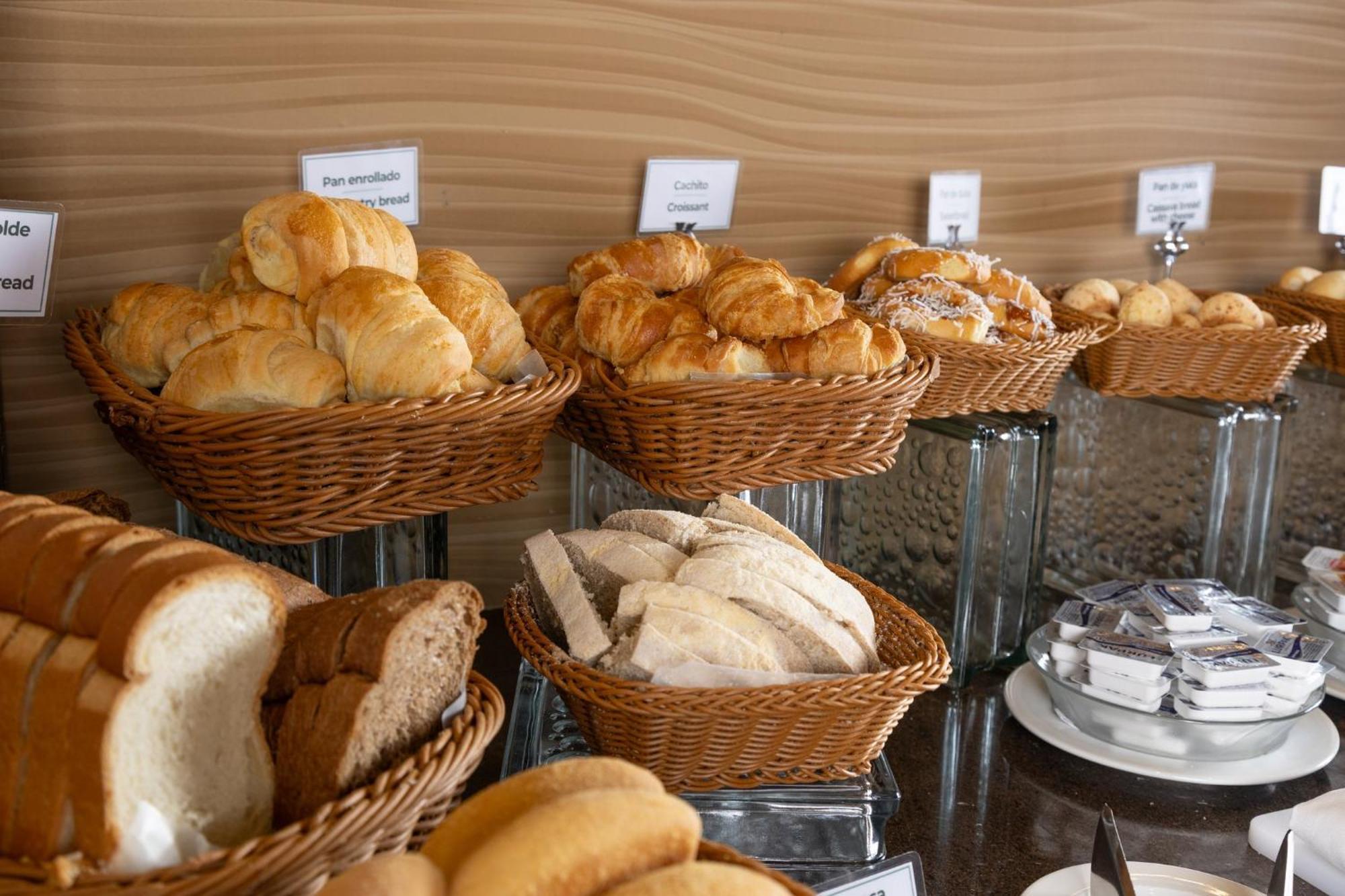 Holiday Inn Guayaquil Airport By Ihg Exterior foto Buns and pastries