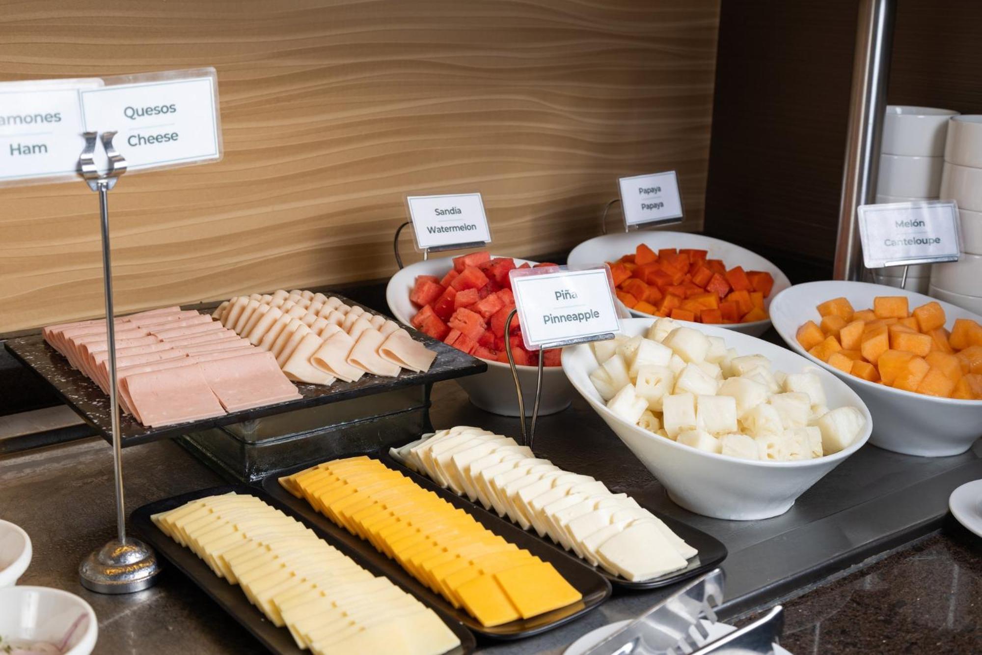 Holiday Inn Guayaquil Airport By Ihg Exterior foto A selection of cheese at a buffet