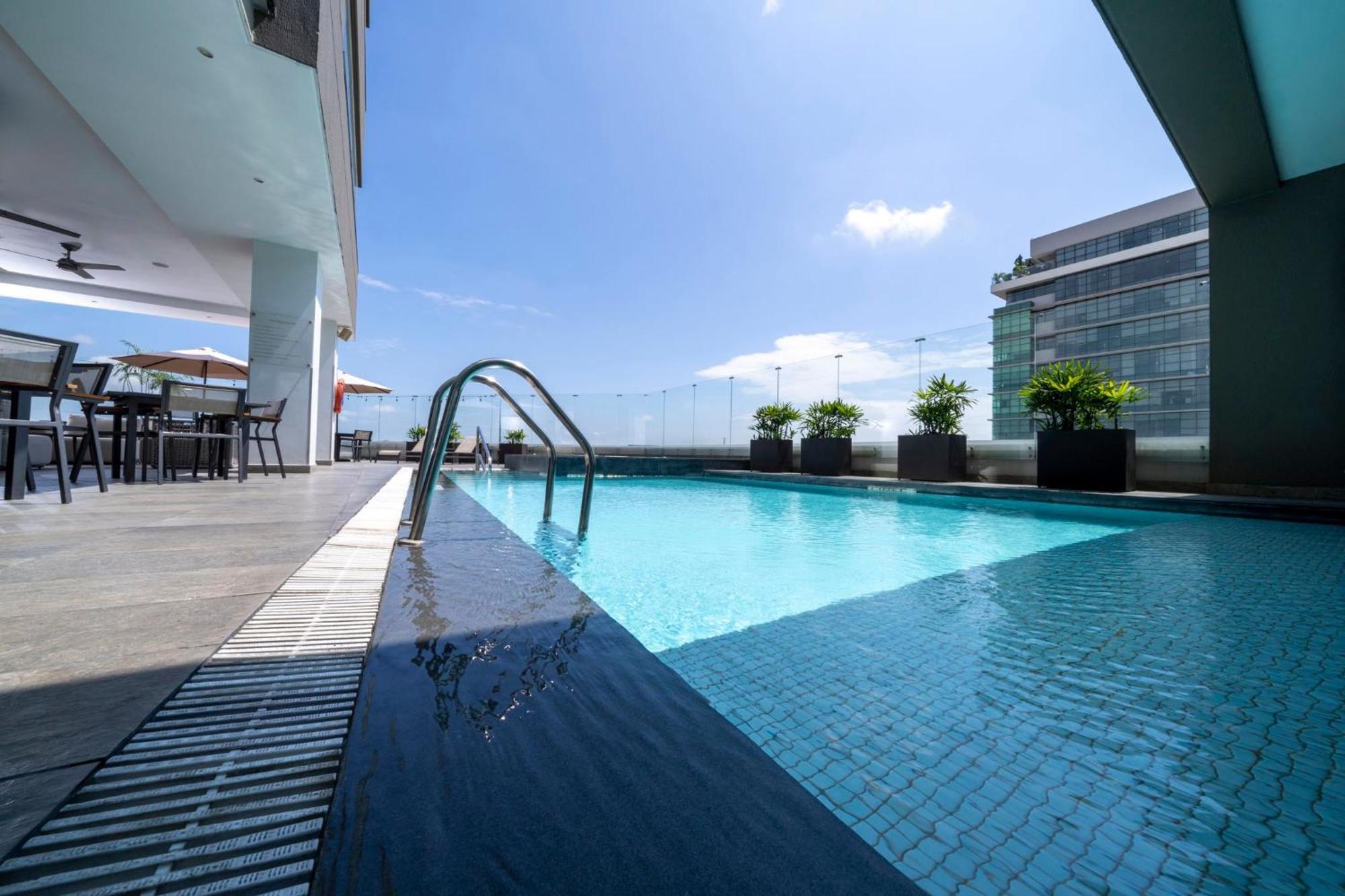 Holiday Inn Guayaquil Airport By Ihg Exterior foto The swimming pool at the 33rd floor of the hotel